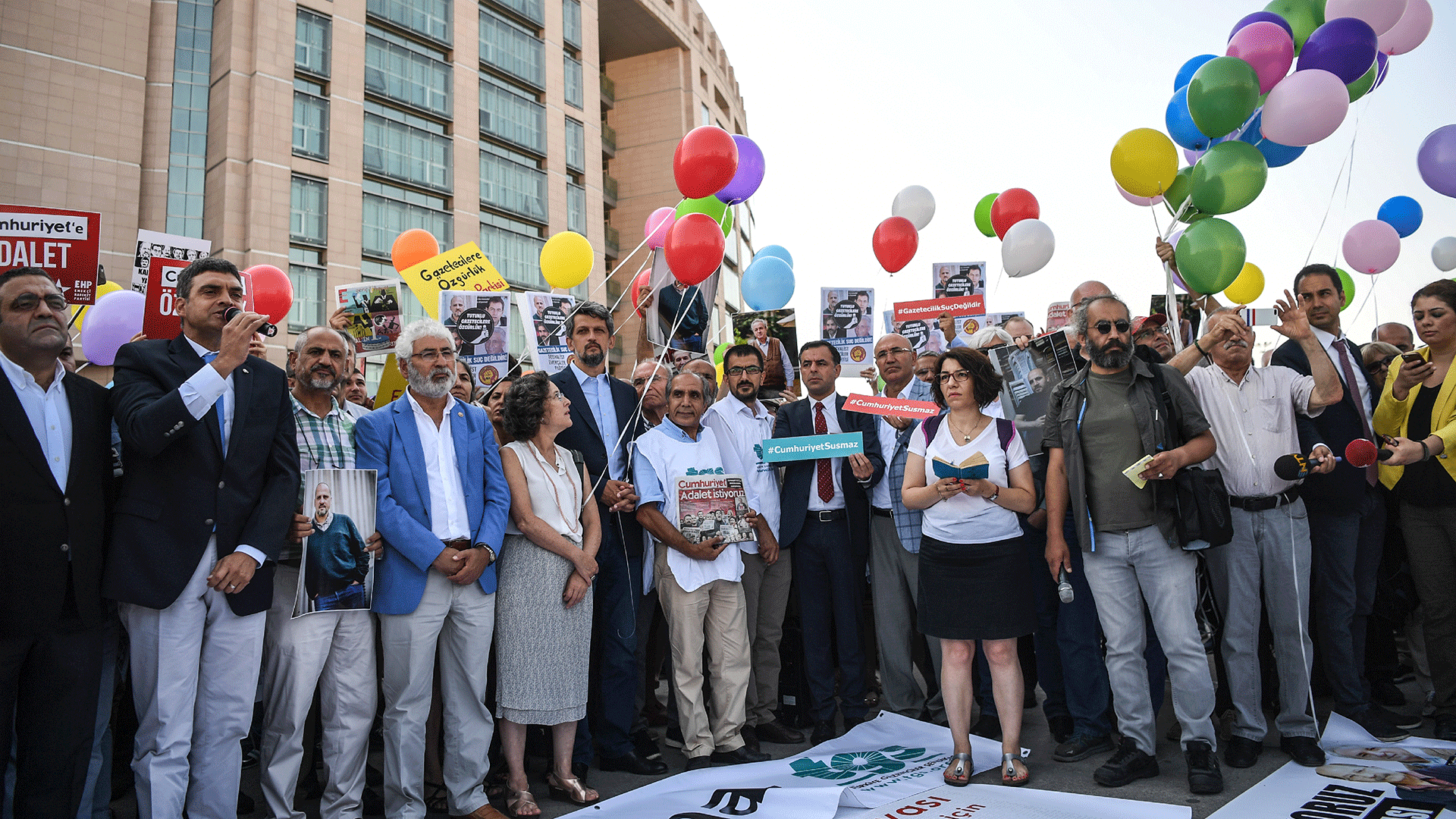 Comienza el juicio contra 17 empleados del diario opositor turco Cumhuriyet