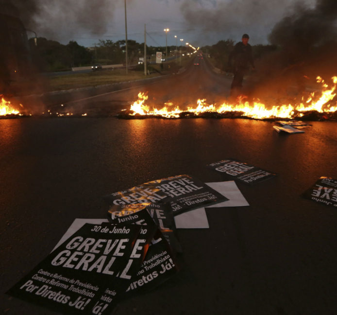 Continúan los enfrentamientos entre los manifestantes y la Policía en Brasil