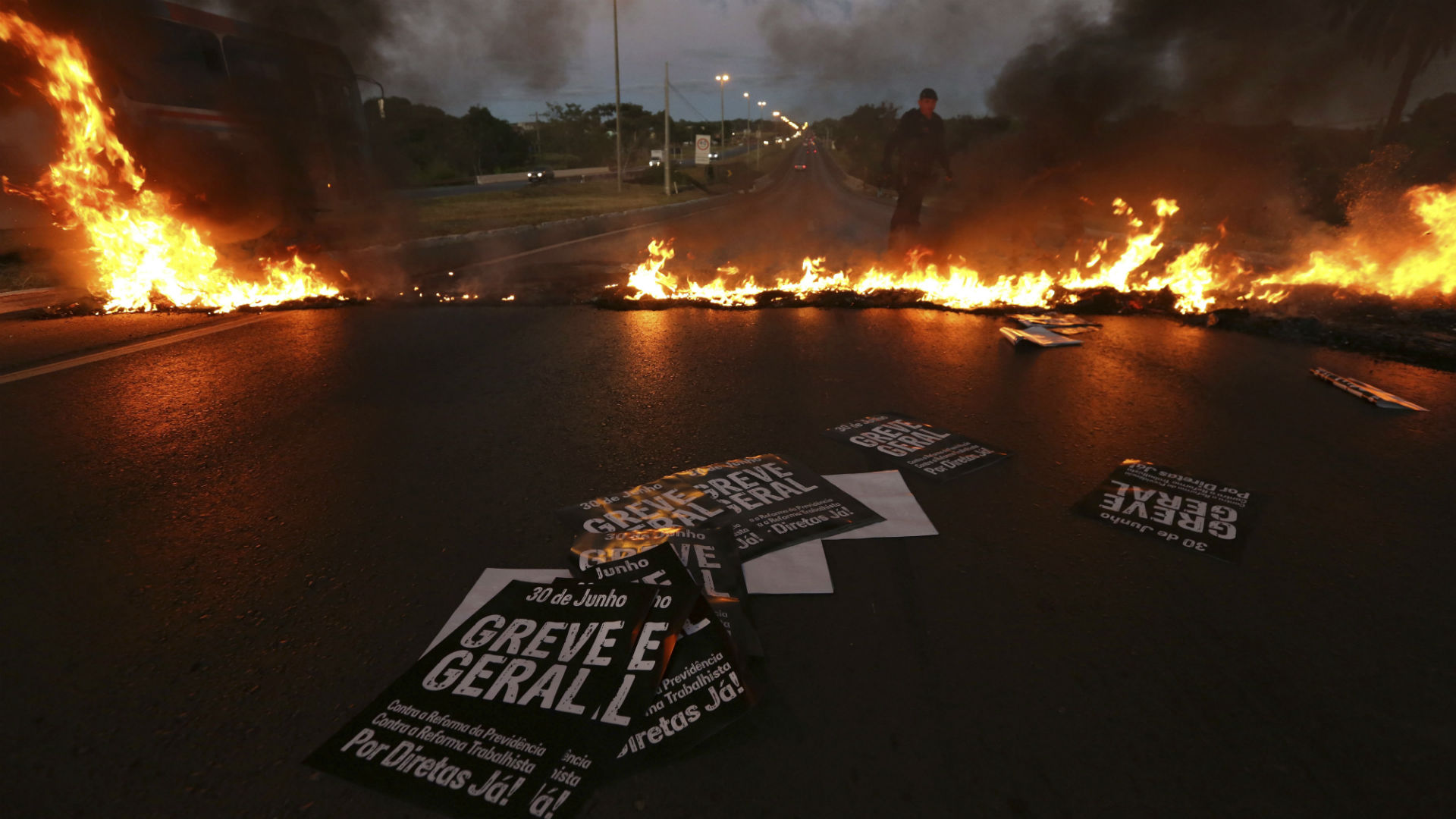 Continúan los enfrentamientos entre los manifestantes y la Policía en Brasil