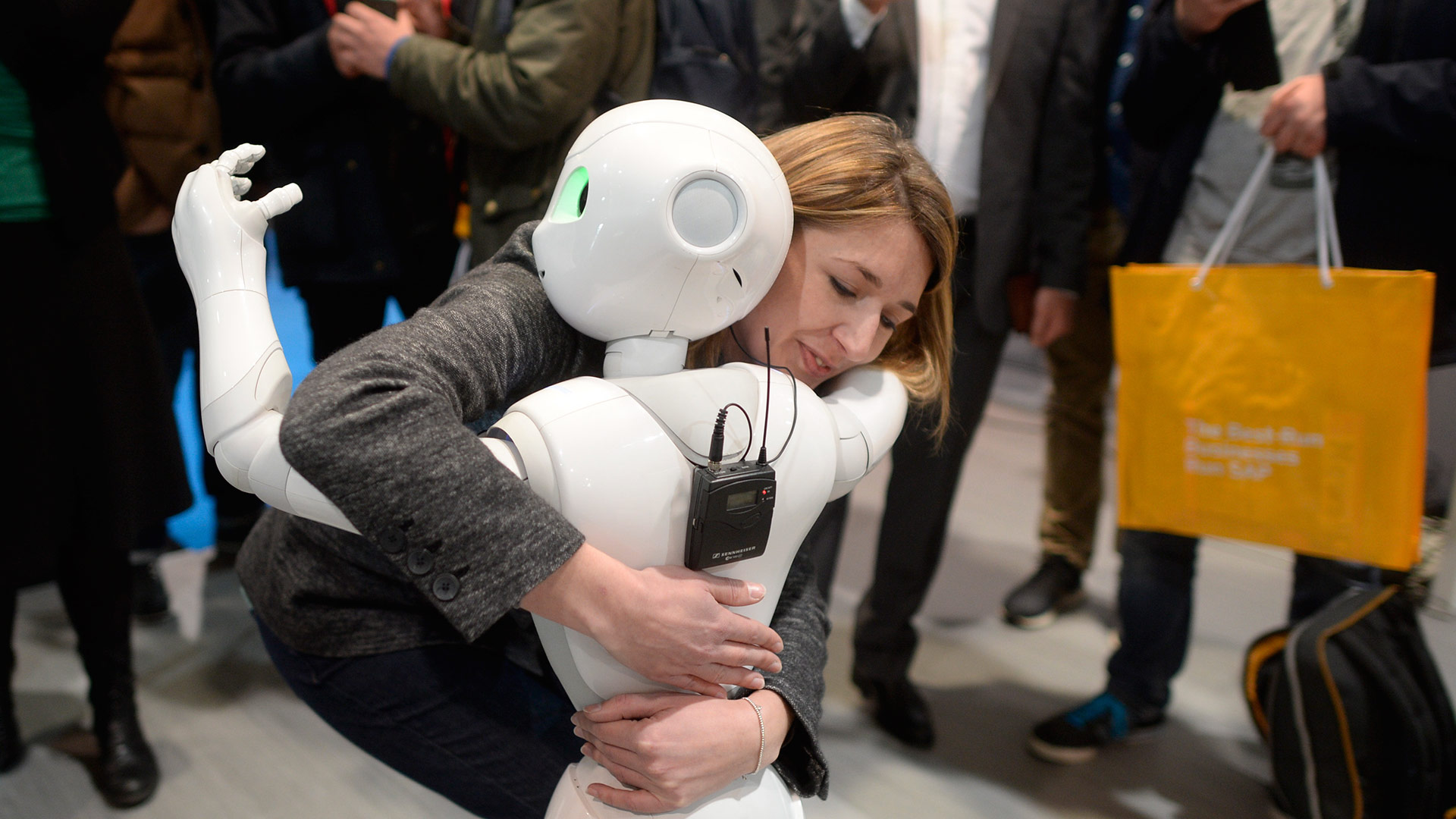 Crean un robot que detecta emociones mediante la interacción con personas