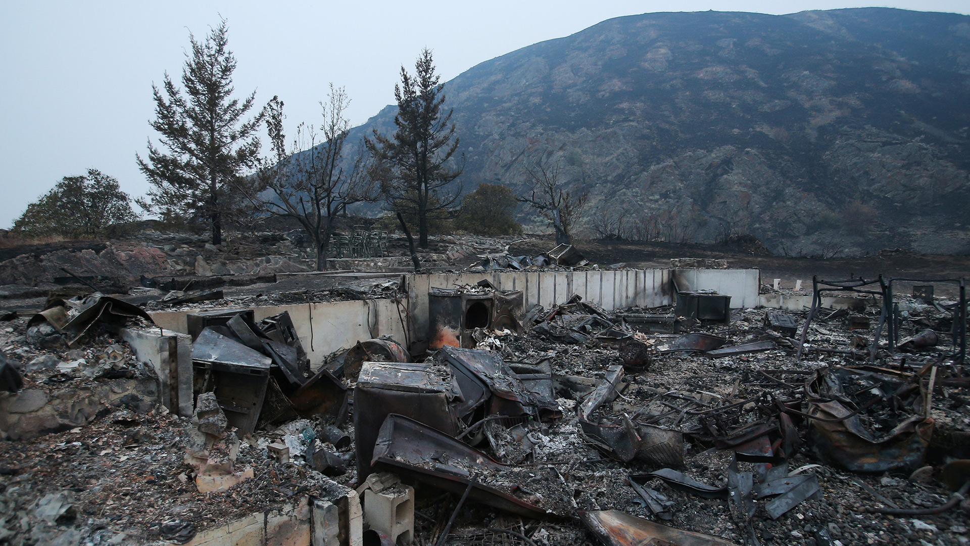 Declaran estado de emergencia y evacuan a 40.000 personas en Canadá tras un devastador incendio 1