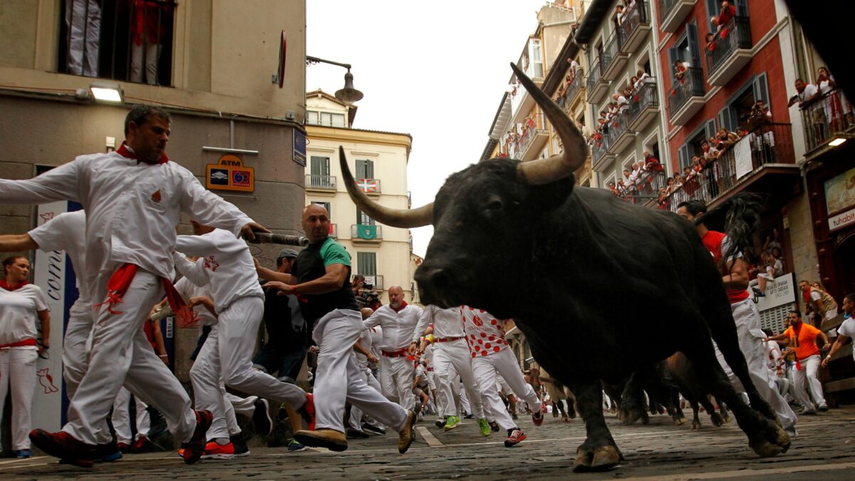 Dos heridos por asta de toro en el séptimo encierro de Sanfermines