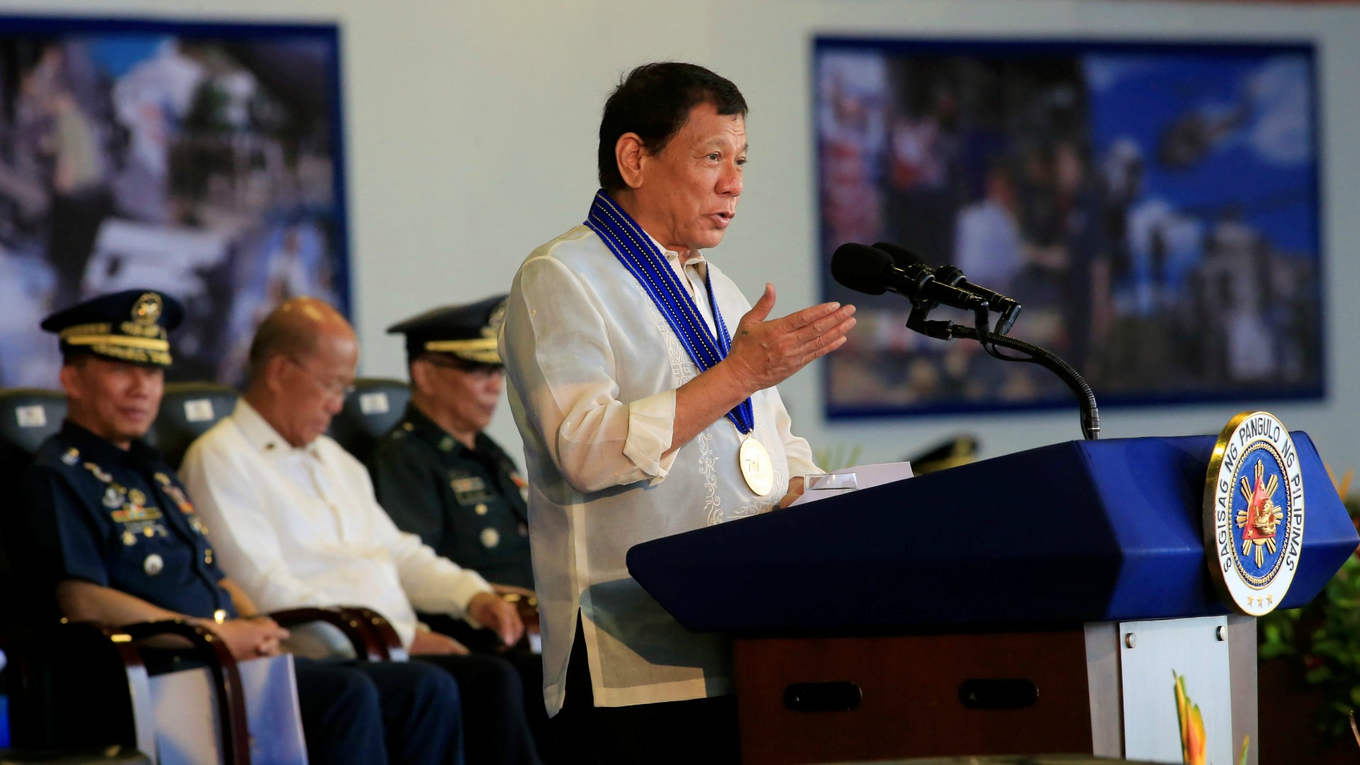 Duterte amenaza con comerse vivos a los yihadistas que decapitan rehenes en Filipinas