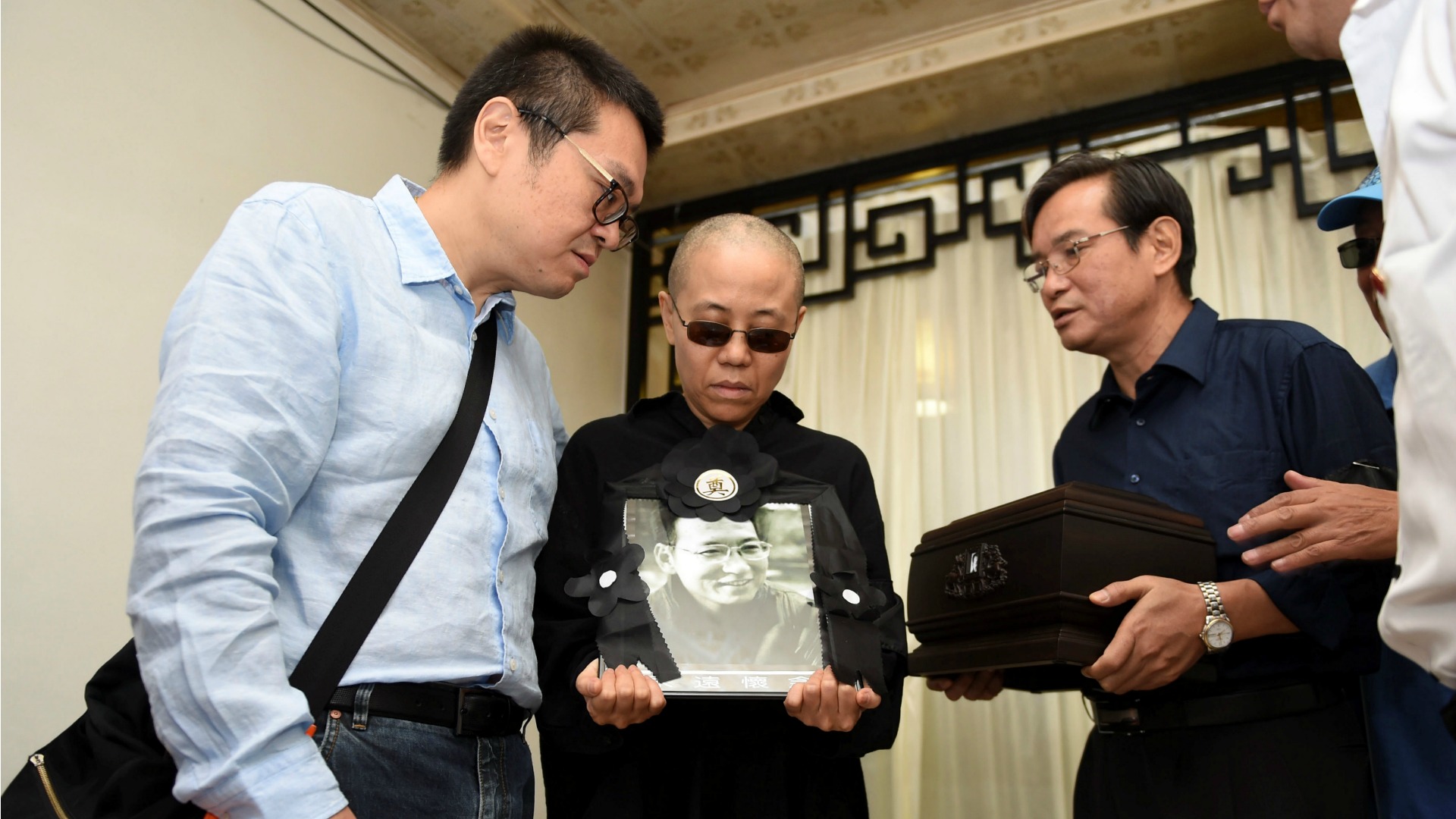 El cuerpo del Nobel de la Paz Liu Xiaobo es incinerado en una ceremonia privada 2