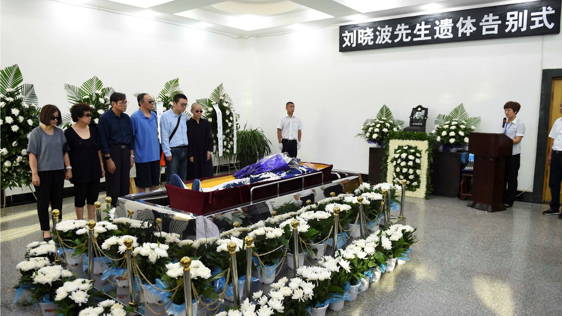 El cuerpo del Nobel de la Paz Liu Xiaobo es incinerado en una ceremonia privada