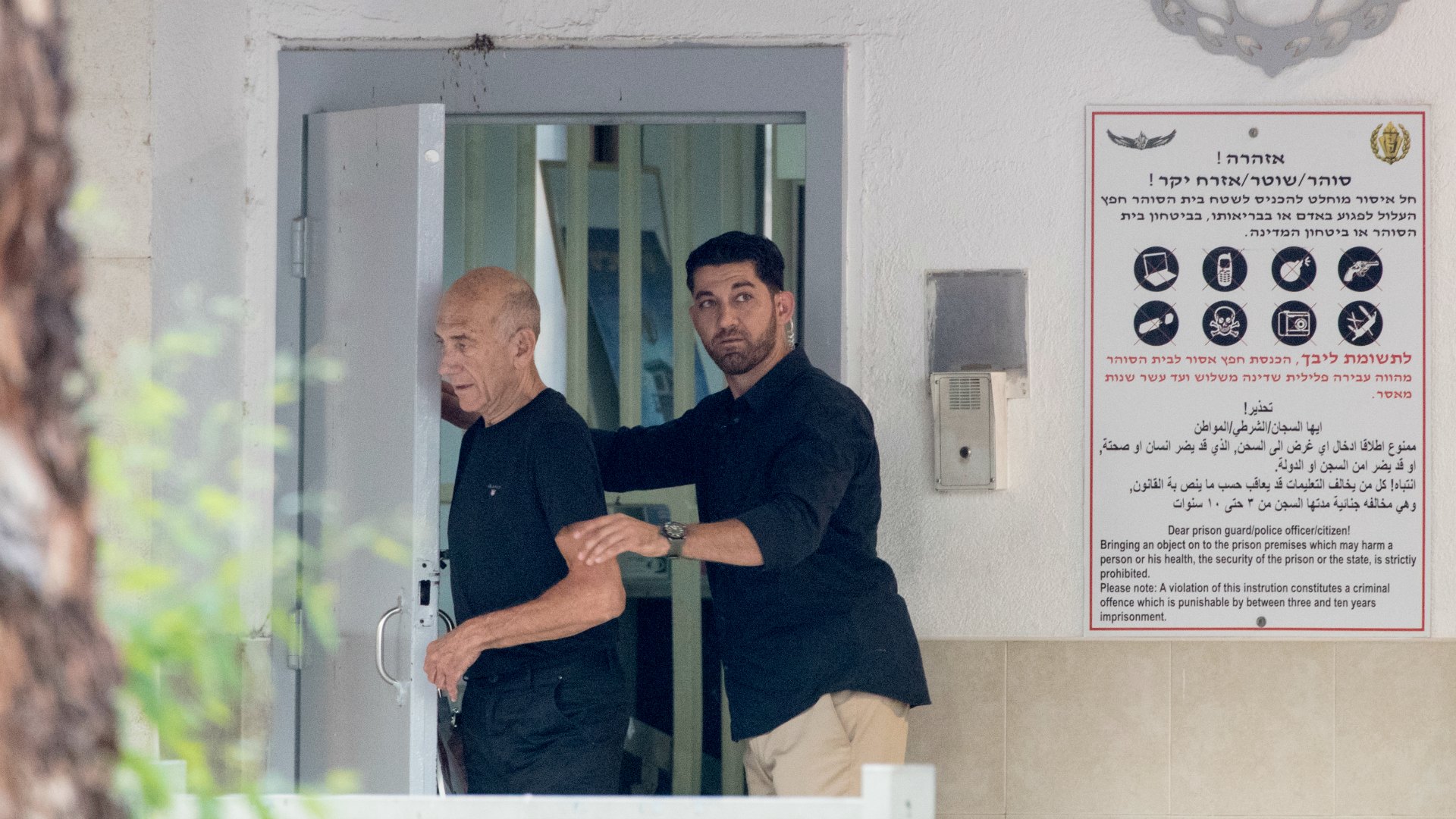 El exprimer ministro israelí, Ehud Olmert, sale de prisión tras obtener la libertad anticipada