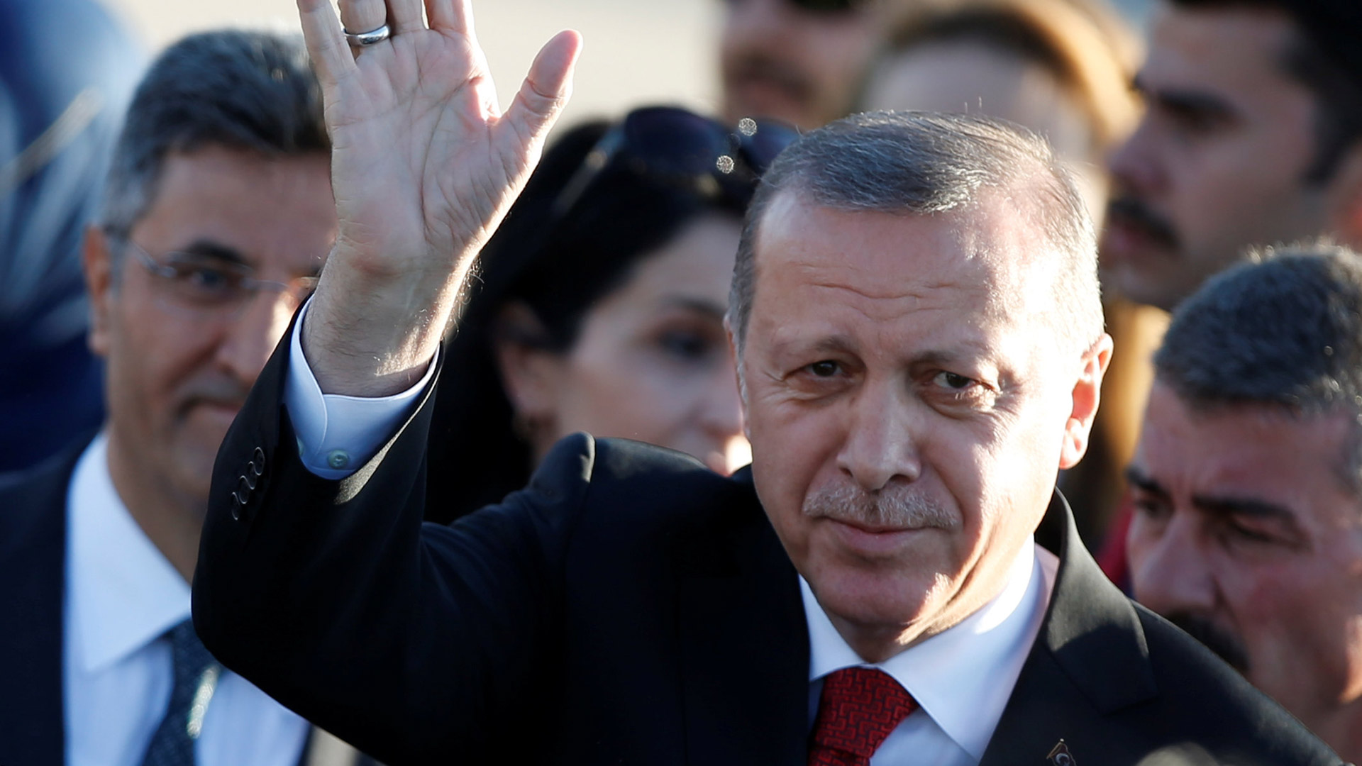 El Parlamento Europeo pide suspender la negociación de la adhesión de Turquía si prosigue la reforma constitucional