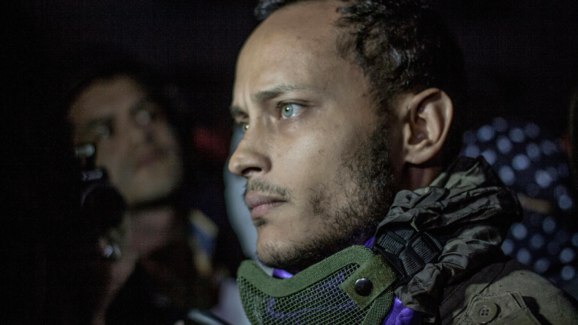 El piloto acusado de terrorismo en Venezuela aparece en una marcha opositora