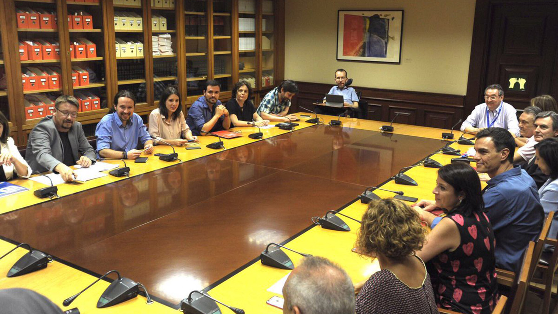 El PSOE y Podemos crearán una mesa de colaboración parlamentaria