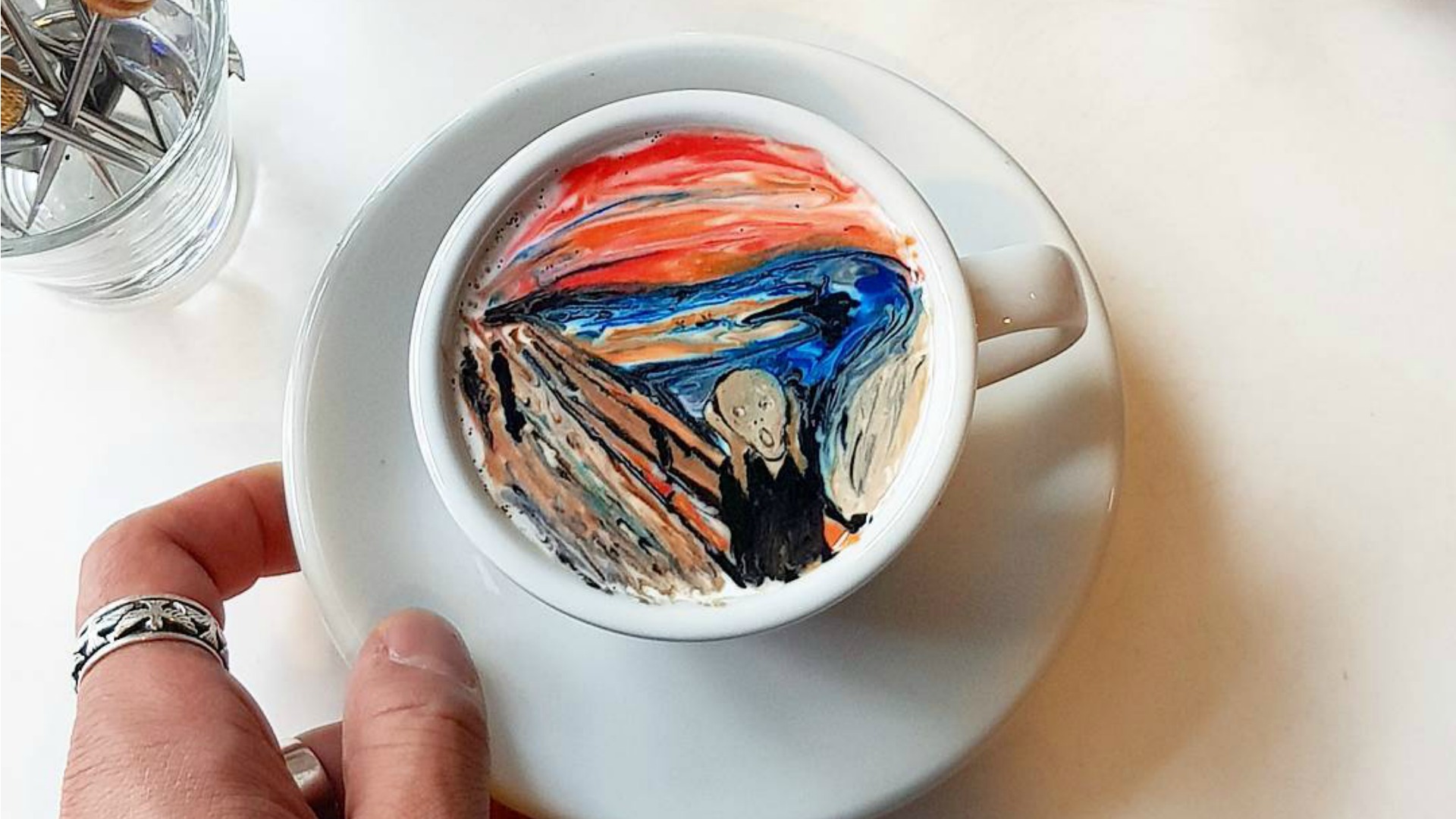 Se llama Kangbin Lee y puede replicar cualquier pintura en tu taza de café