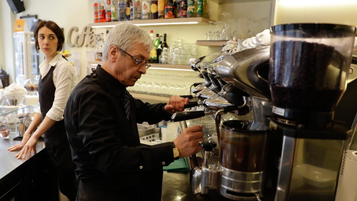 Estudios aseguran que dos tazas de café al día prolongan la vida