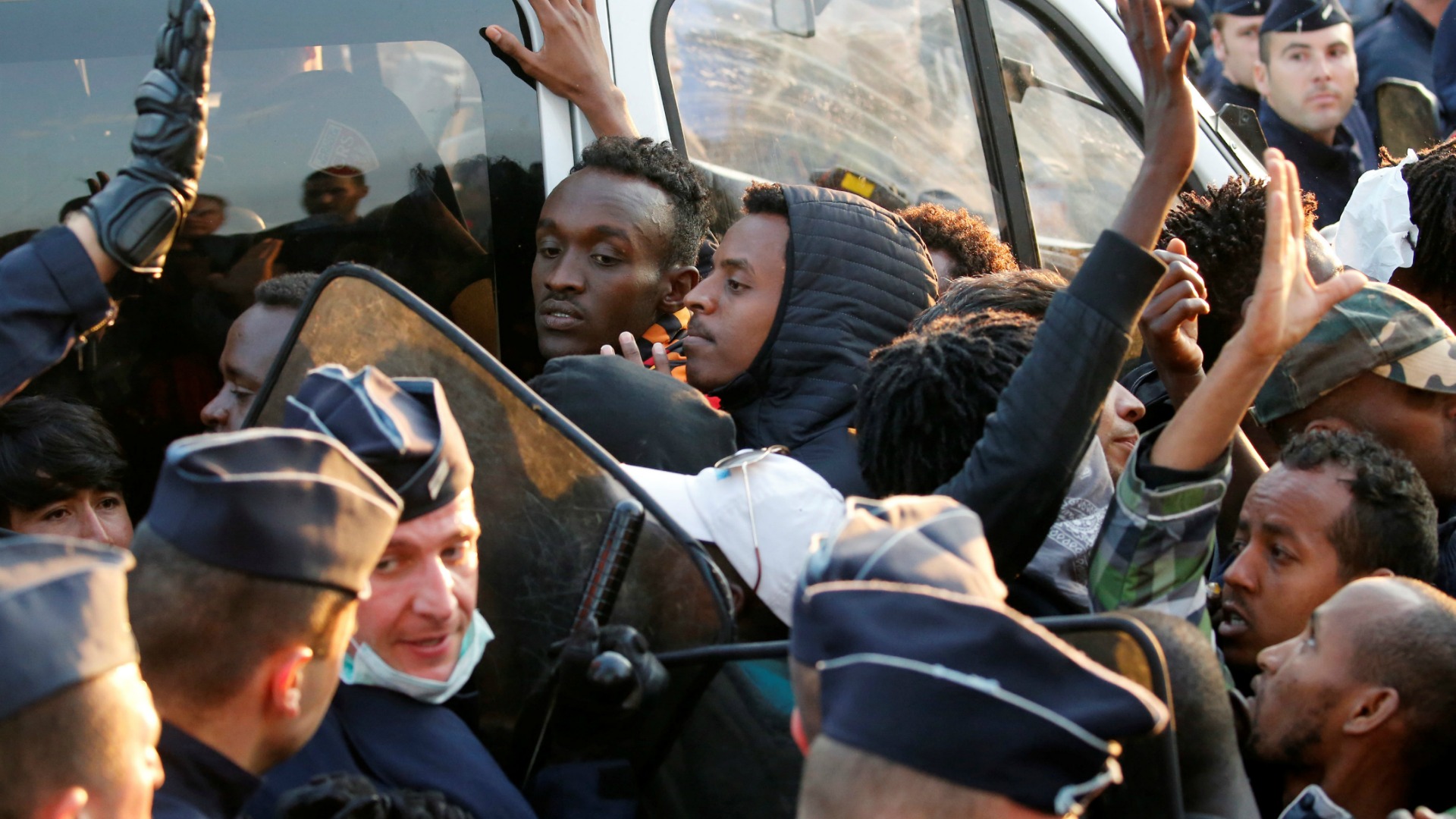 Evacuados más de 2.500 migrantes de un campamento irregular en París