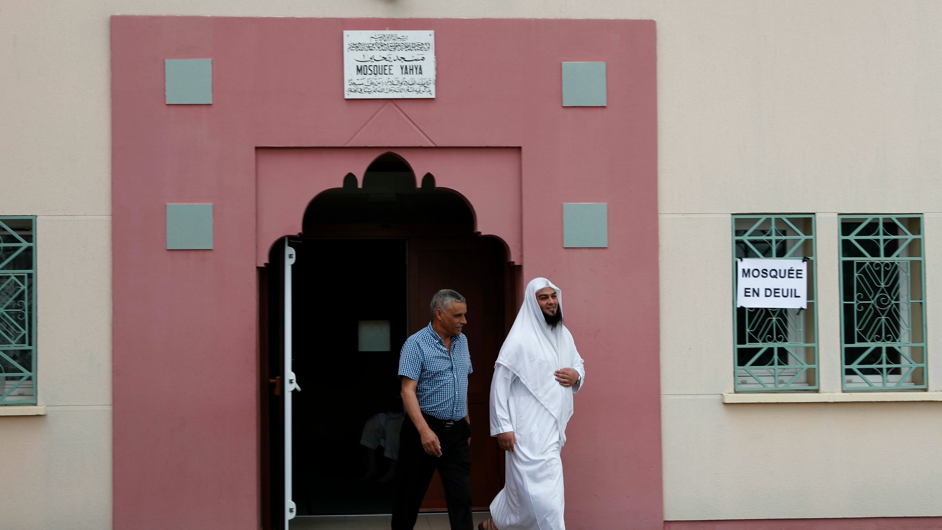 Francia cerrará tres mezquitas por apología del terrorismo