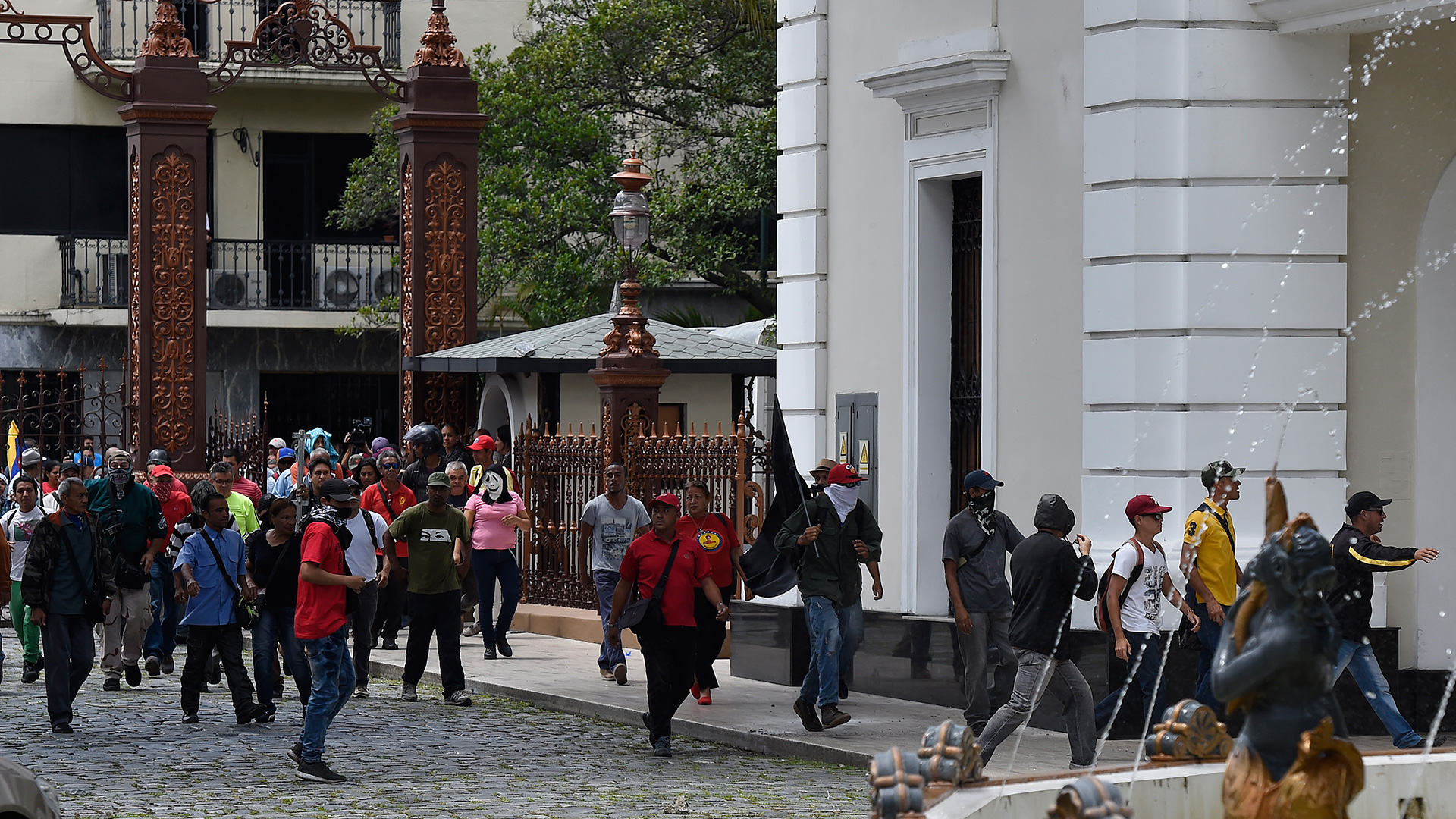 Grupos chavistas asaltan el Parlamento tras una sesión solemne por el día de la independencia