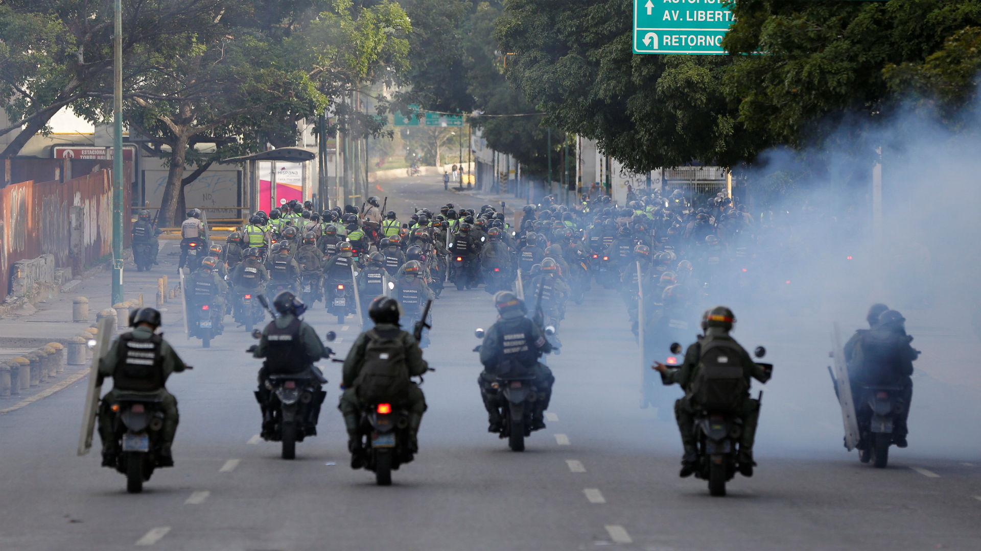 Grupos de civiles armados y la Guardia Nacional reprimen juntos en Venezuela