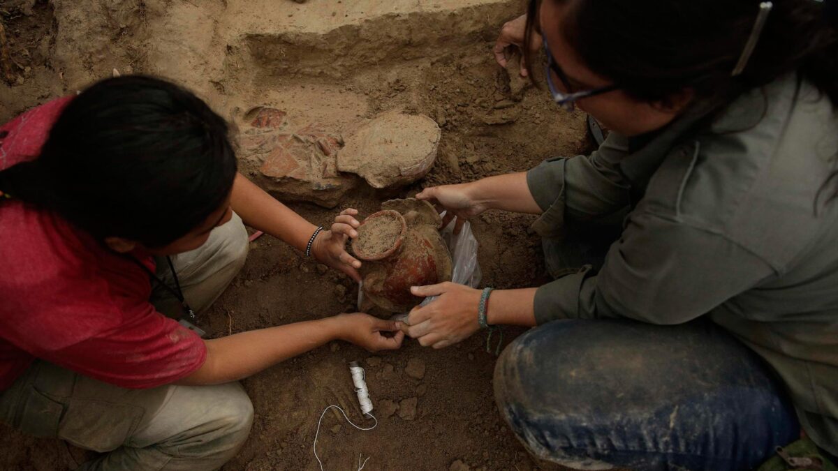 Hallan vasijas del período clásico tardío en el lugar donde construían un estacionamiento