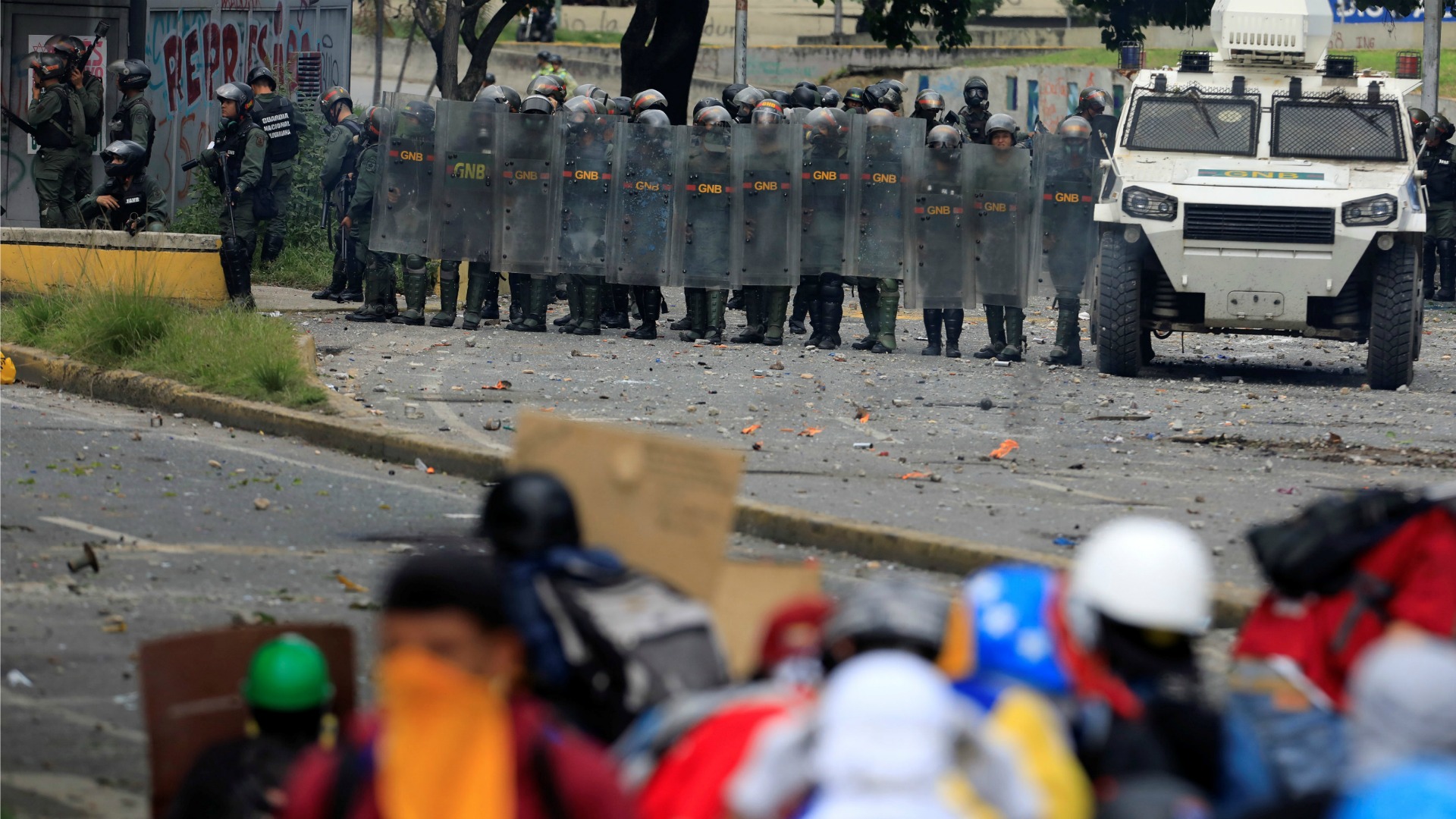 La GNB bloquea la marcha de la oposición venezolana en Caracas