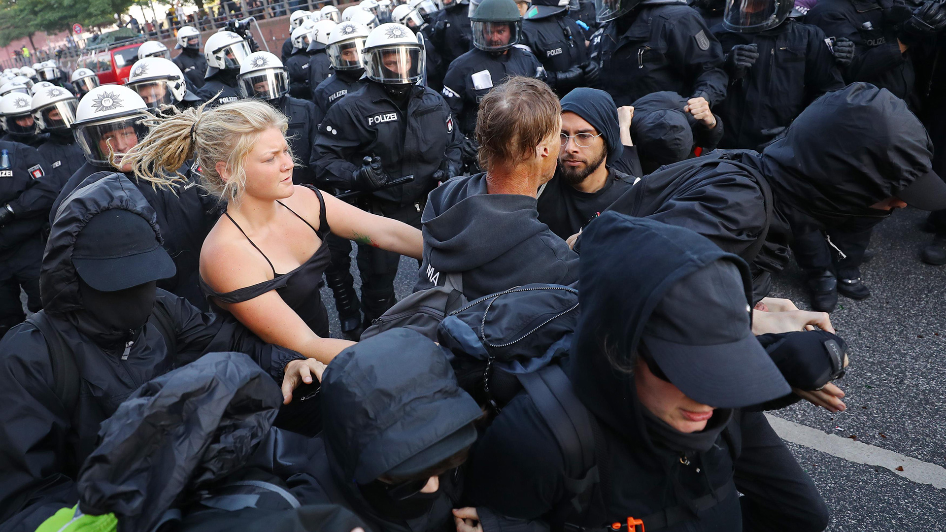 La Policía y los manifestantes contra el G20, envueltos en violentos enfrentamientos 1
