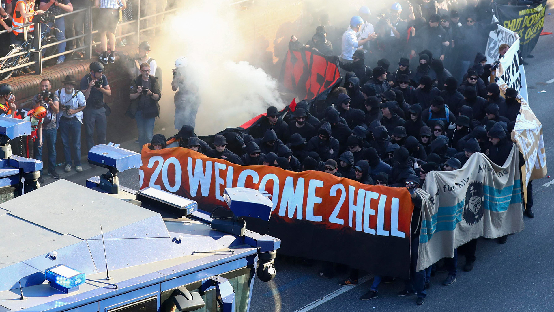 La Policía y los manifestantes contra el G20, envueltos en violentos enfrentamientos 2