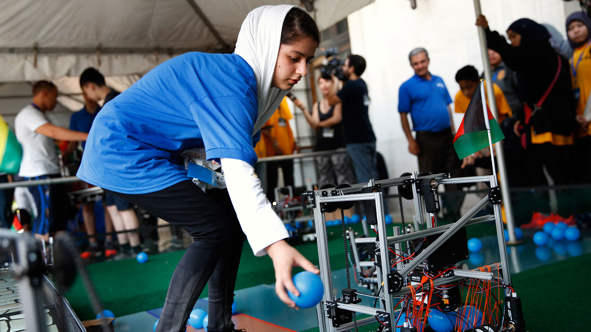 Las niñas afganas que no podían entrar en EEUU ganan un concurso de robótica 1