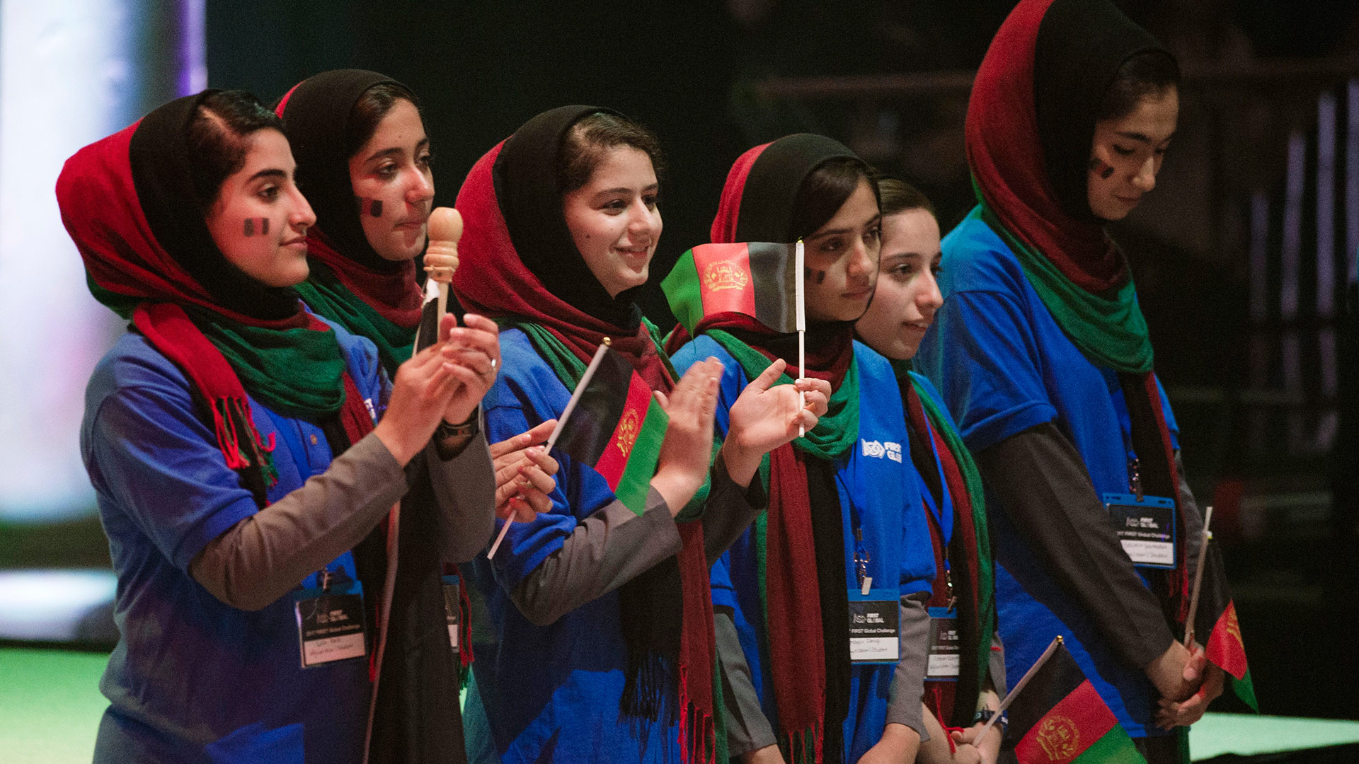 Las niñas afganas que no podían entrar en EEUU ganan un concurso de robótica