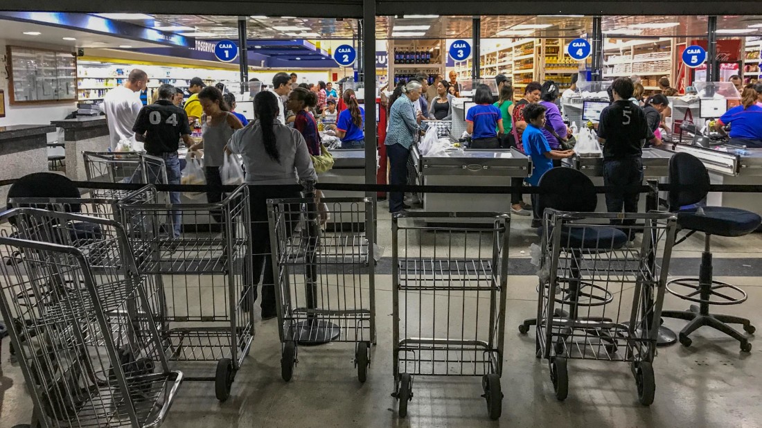 Los venezolanos hacen compras nerviosas a escasas horas de la Constituyente
