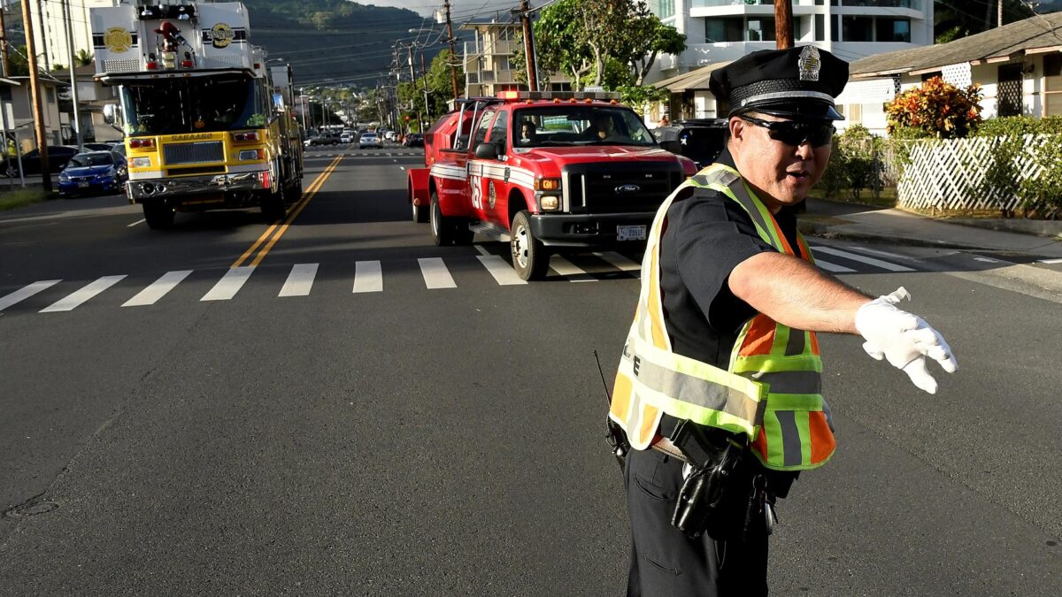 Multarán a personas que vean el móvil mientras cruzan la calle en Honolulú