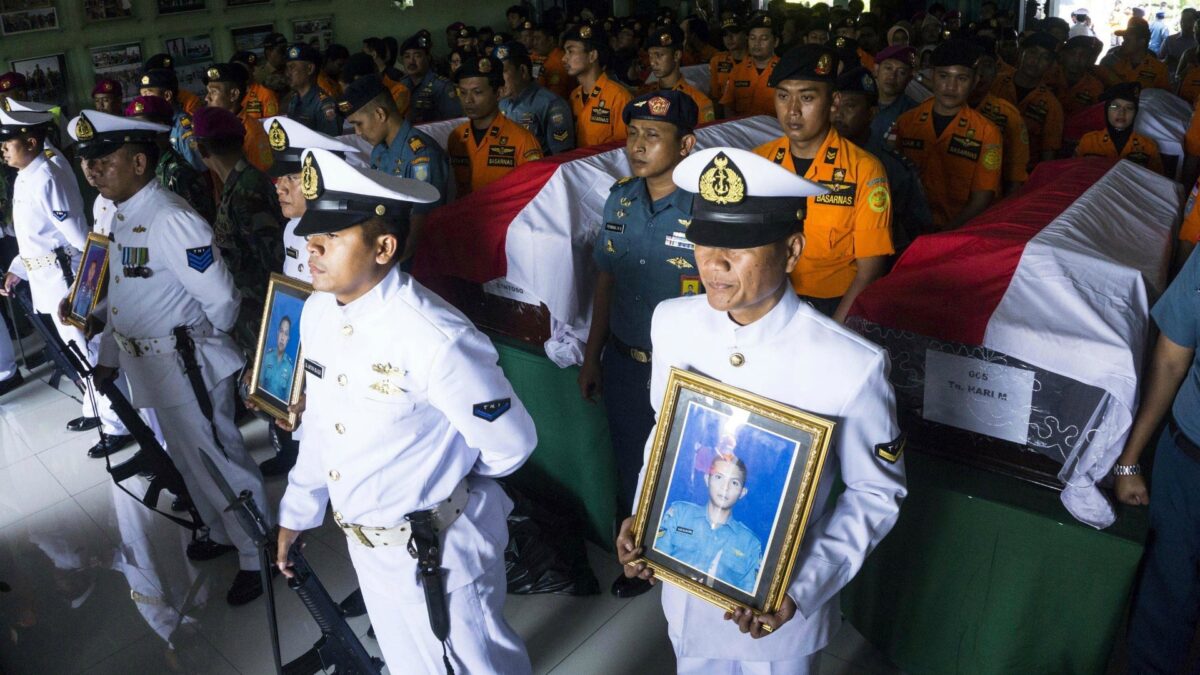 Ocho muertos al estrellarse un helicóptero de rescate en un volcán de Indonesia