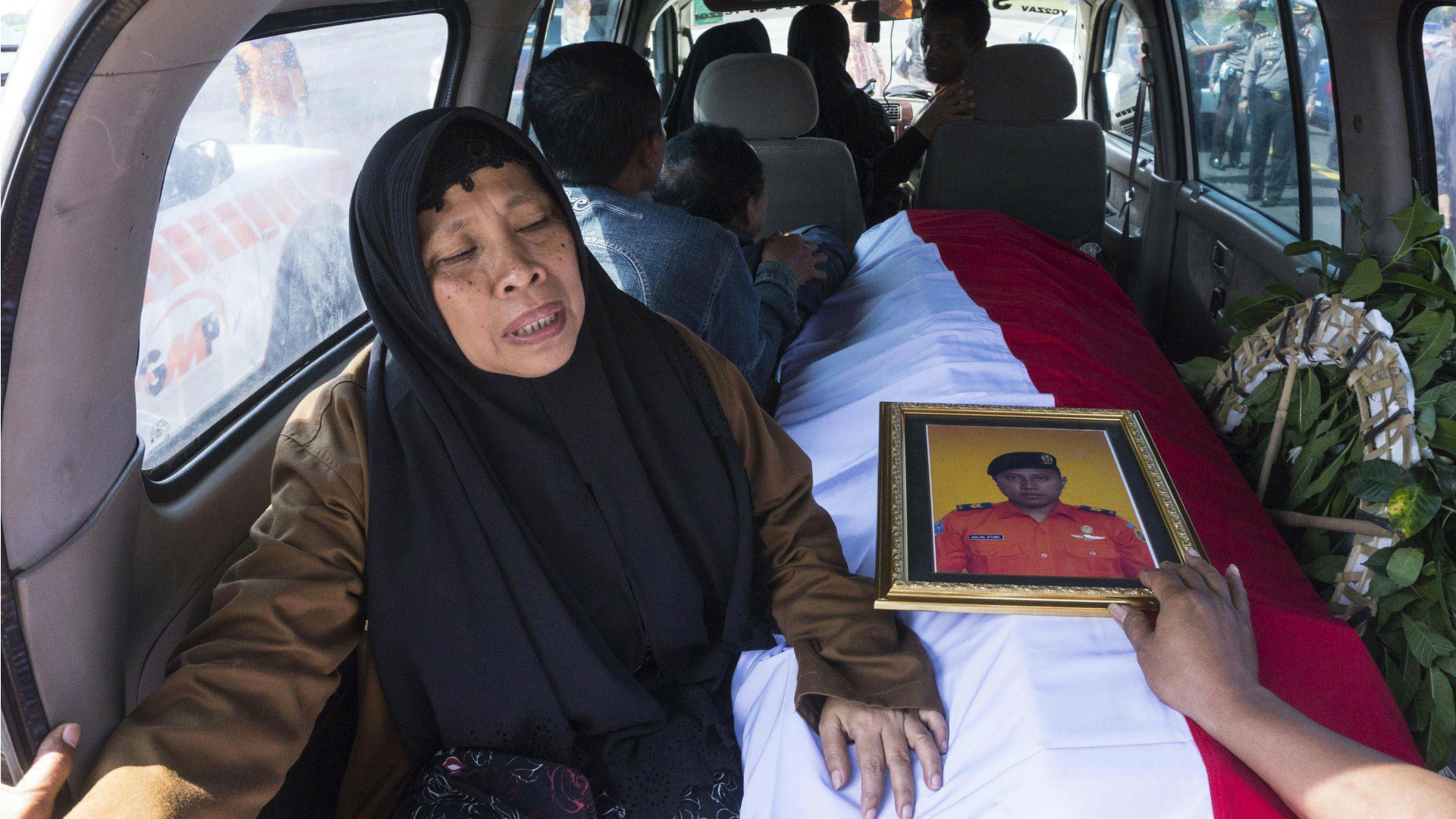 Ocho muertos al estrellarse un helicóptero de rescate en un volcán de Indonesia 1