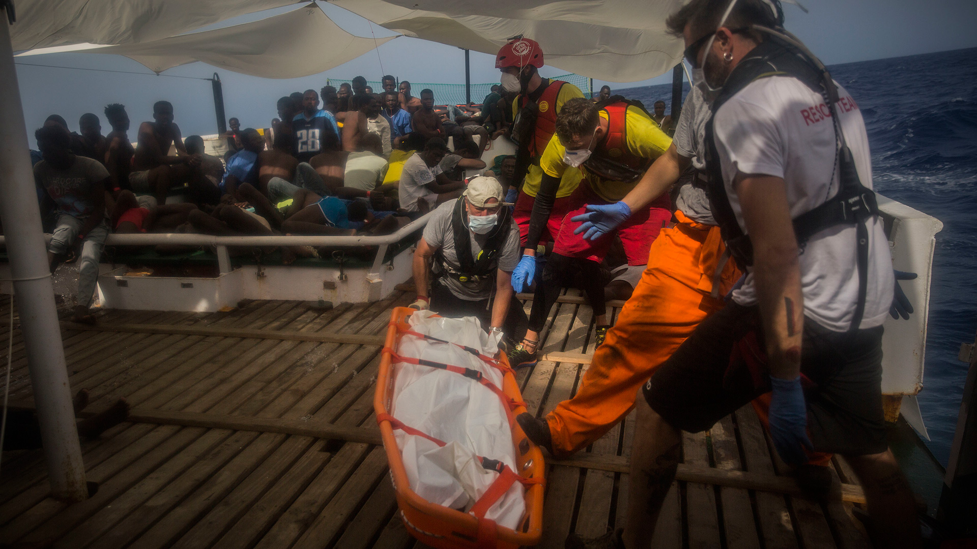 Proactiva Open Arms recupera los cuerpos de 13 migrantes muertos en el Mediterráneo
