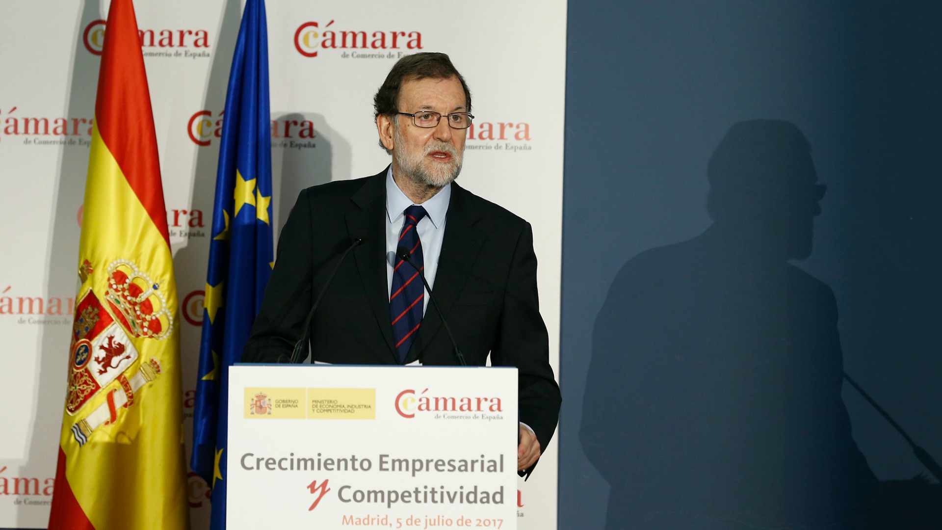 Rajoy pide serenidad frente a "delirios autoritarios" en Cataluña