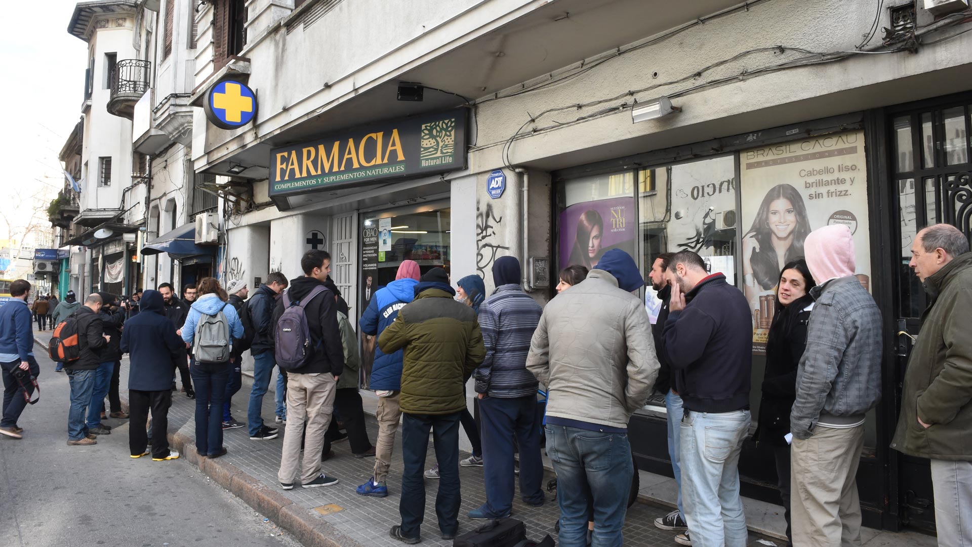 Se agota la marihuana en las farmacias de Montevideo en el primer día de venta legal 1