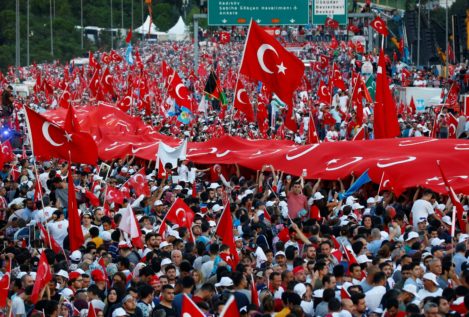 Erdogan amenaza con "cortar la cabeza" a los responsables del fallido golpe de Estado
