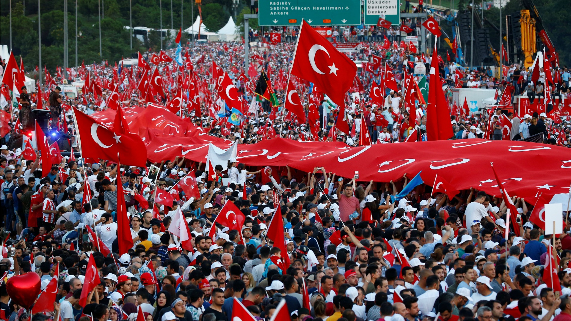 Erdogan amenaza con "cortar la cabeza" a los responsables del fallido golpe de Estado