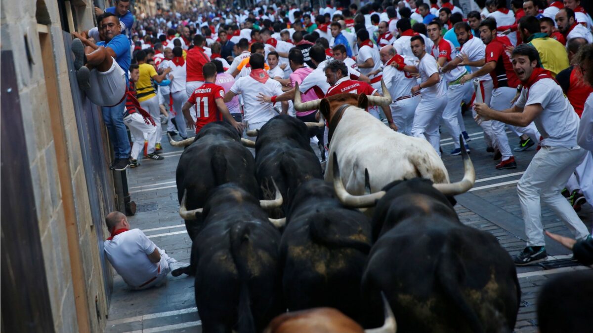 Un accidentado sexto encierro de Sanfermines deja varios heridos por contusiones