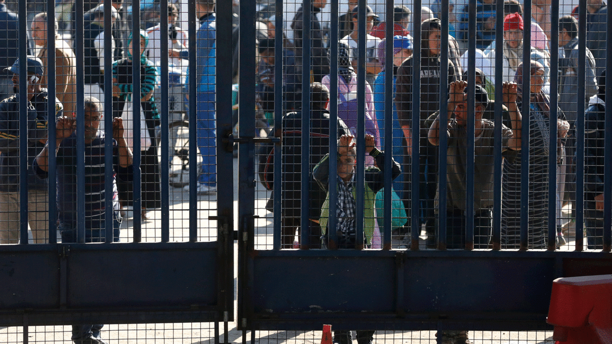 Un hombre ataca con un cuchillo a varios policías en la frontera de Melilla al grito de ‘Alá es grande’