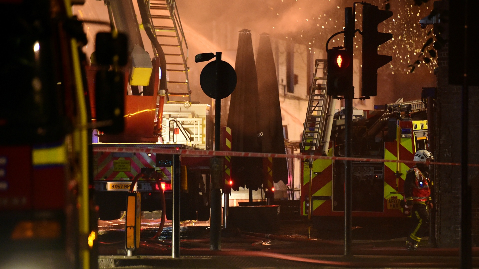 Un incendio arrasa un edificio del Mercado de Camden en Londres