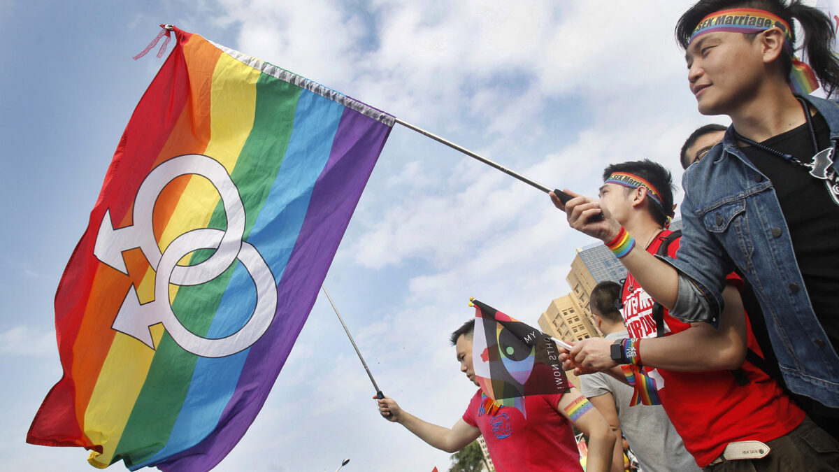 Un hospital chino multado por aplicar una terapia de conversión a un hombre homosexual