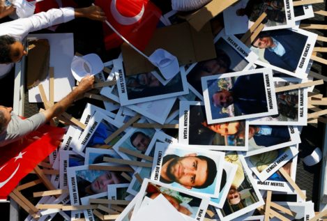 Un tribunal turco mantiene detenidos a seis activistas de derechos humanos