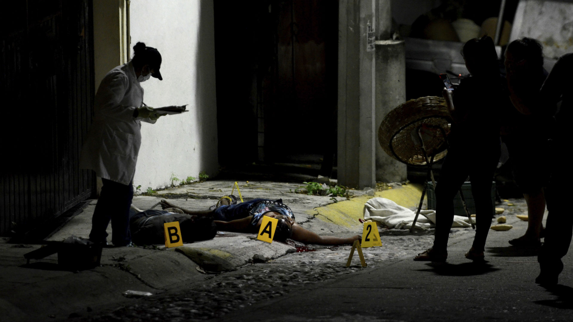 Una maleta que escondía restos humanos evidencia la violencia en México