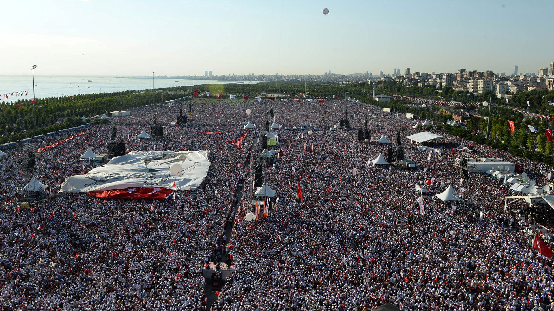 Una concentración histórica en Estambul protesta contra la deriva totalitaria de Erdogan