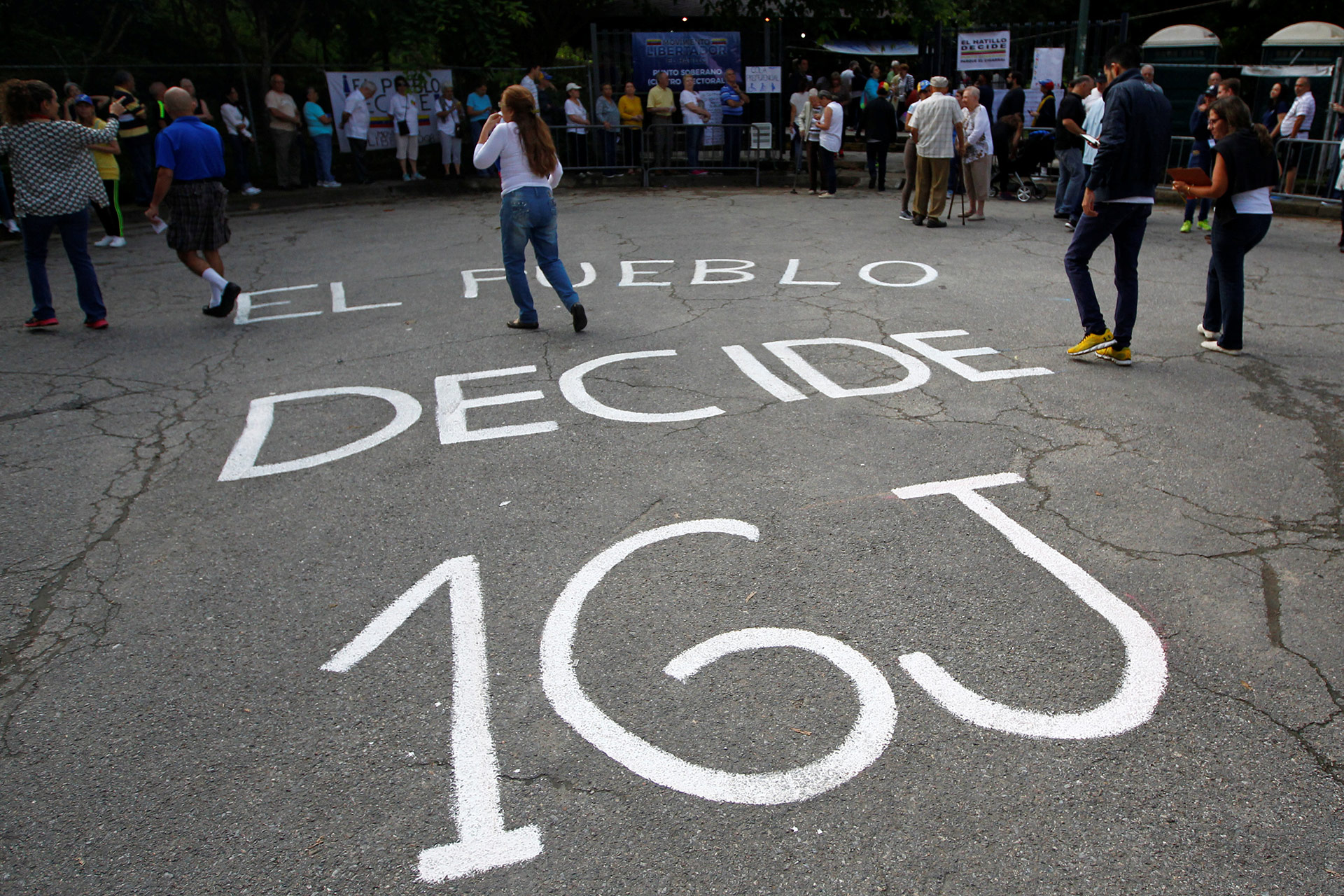 'El pueblo decide' es el lema más escuchado hoy en Venezuela. | Foto: Reuters