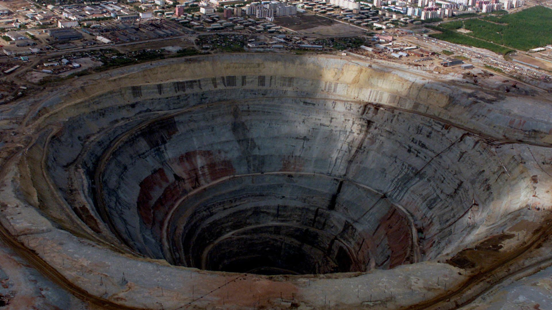 Al menos 9 mineros desaparecidos en una mina de diamantes en Siberia