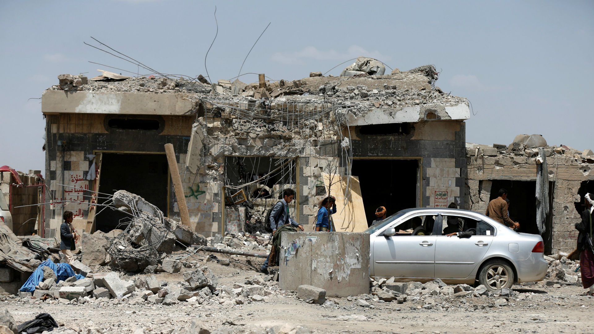 Al menos 35 muertos por bombardeos aéreos en la capital de Yemen