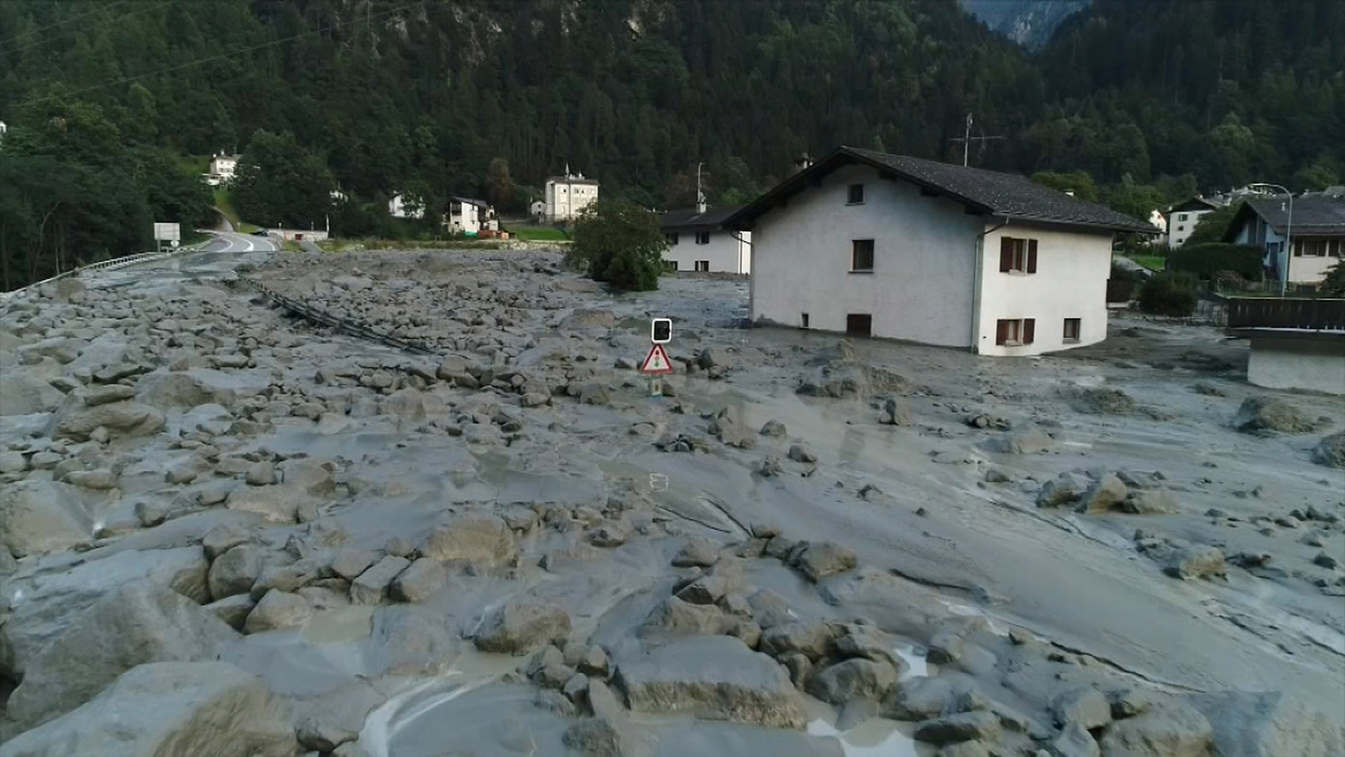 Al menos 8 desaparecidos por un alud de tierra en Suiza