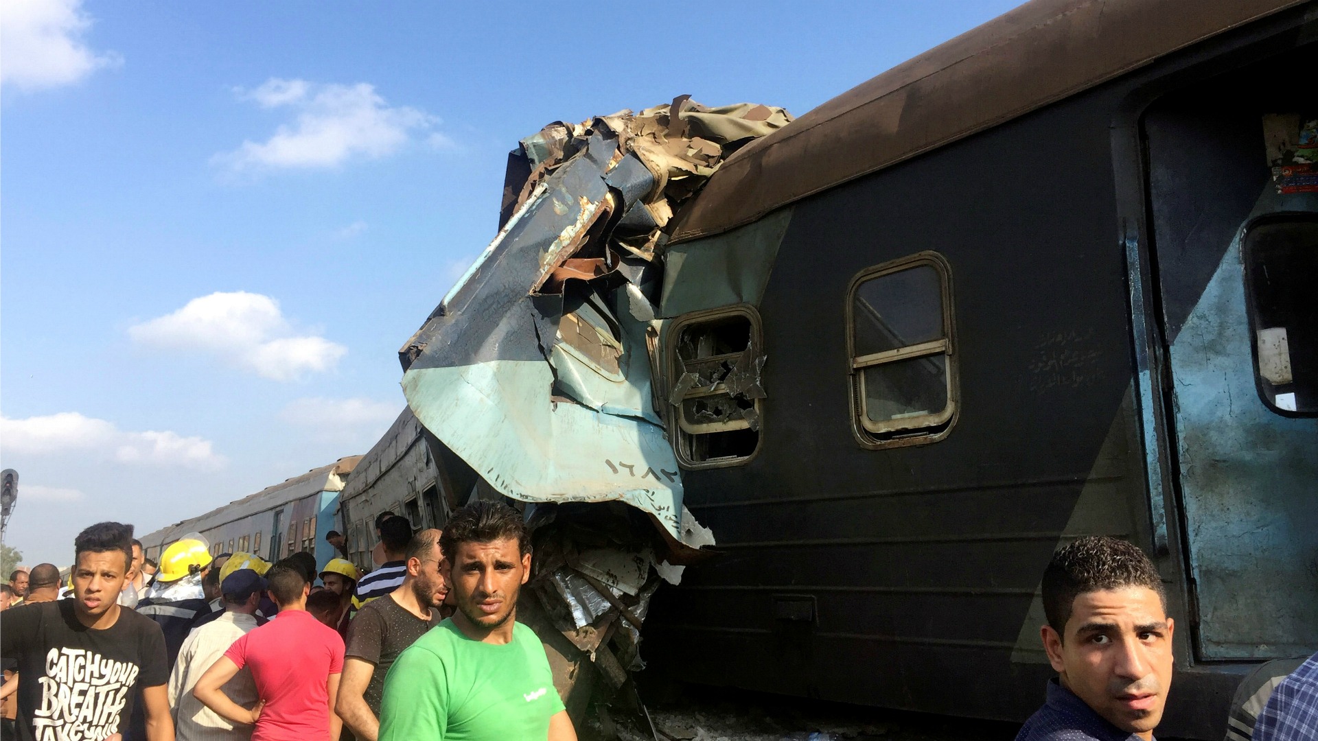 Se eleva a 41 el número de muertos por el choque de trenes en Egipto
