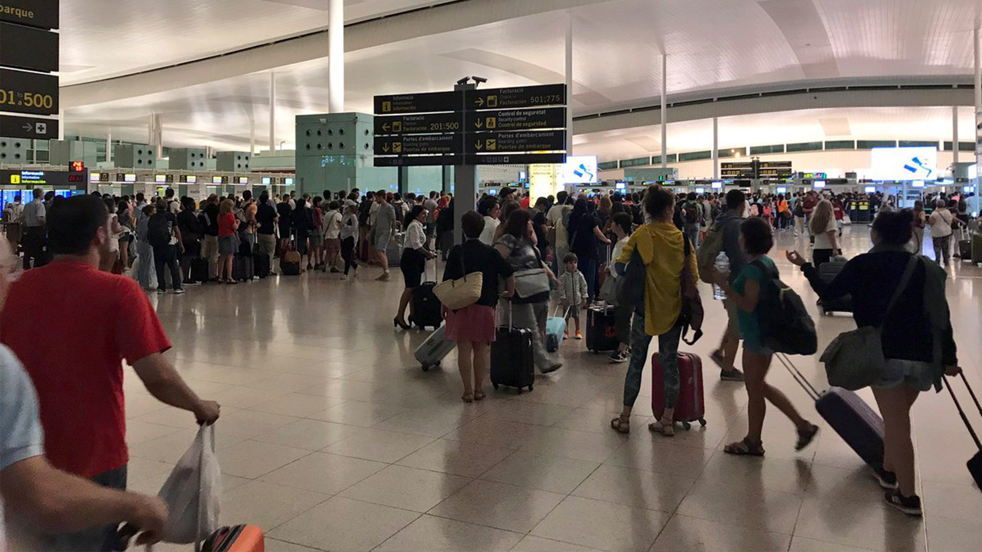 Caos en el aeropuerto de El Prat por las huelgas parciales de Eulen