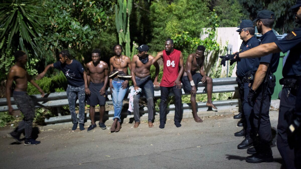 Cerca de 200 inmigrantes logran cruzar a la carrera la frontera con Ceuta