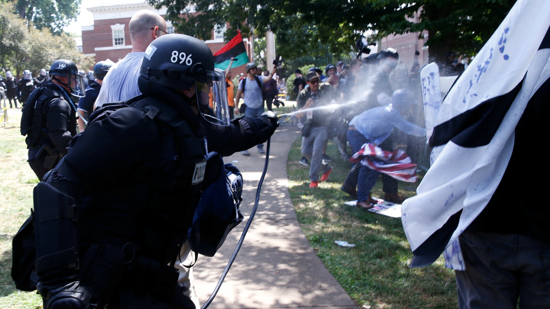 Charlottesville declara el estado de emergencia por choques en una marcha supremacista blanca 1