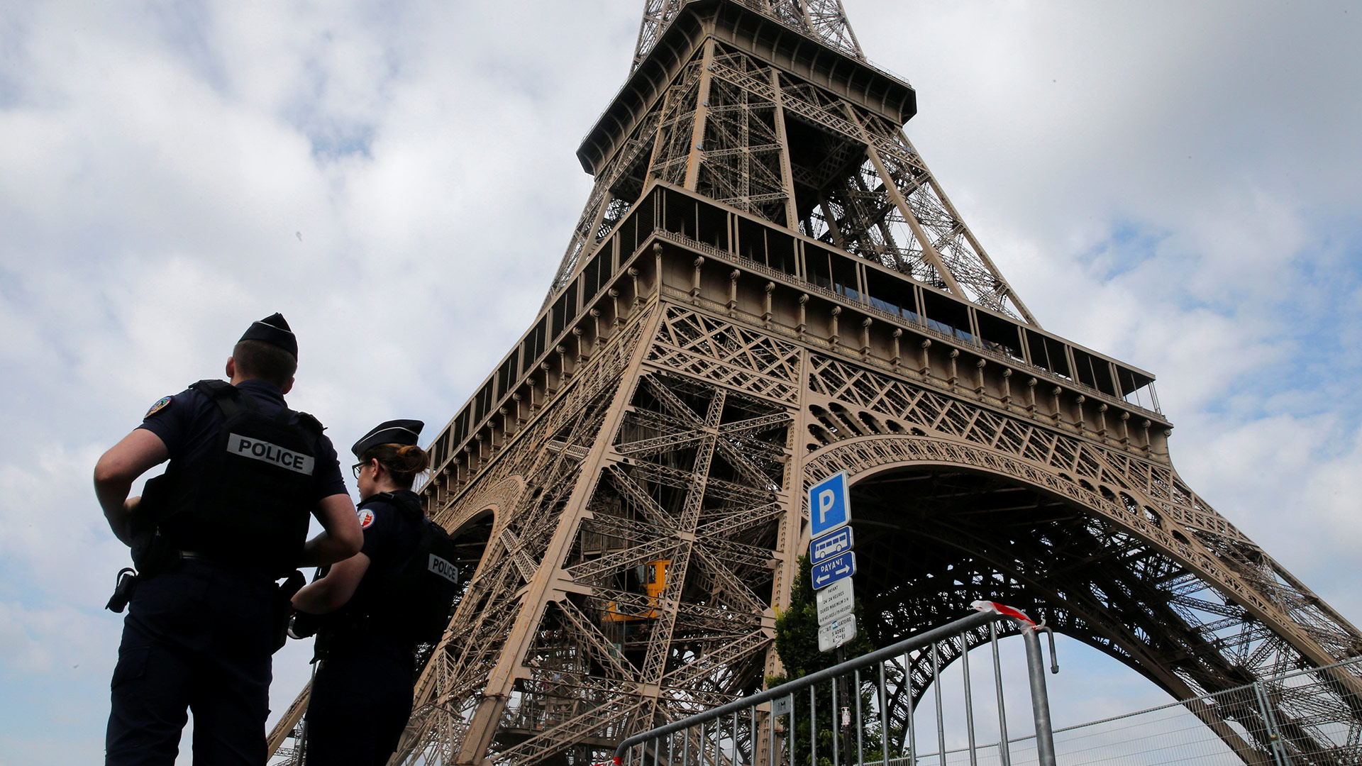 Detenido un hombre armado que intentaba entrar en la Torre Eiffel